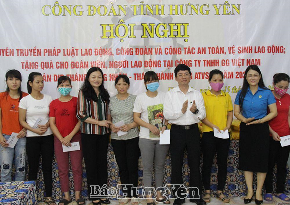 Đồng chí Phó Bí thư Thường trực Tỉnh ủy Nguyễn Duy Hưng thăm, làm việc với doanh nghiệp và tặng quà công nhân, người lao động