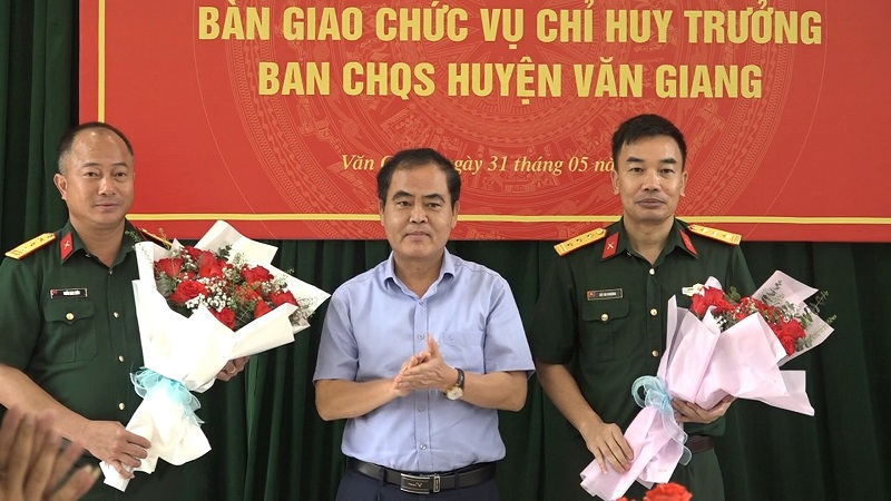 Bàn giao chức vụ Chỉ huy trưởng Ban Chỉ huy Quân sự huyện Văn Giang