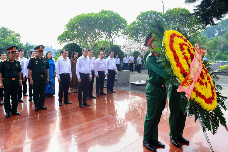 Thủ tướng dâng hương tưởng niệm các Anh hùng liệt sĩ và tặng quà gia đình có công với cách mạng tại Lào Cai
