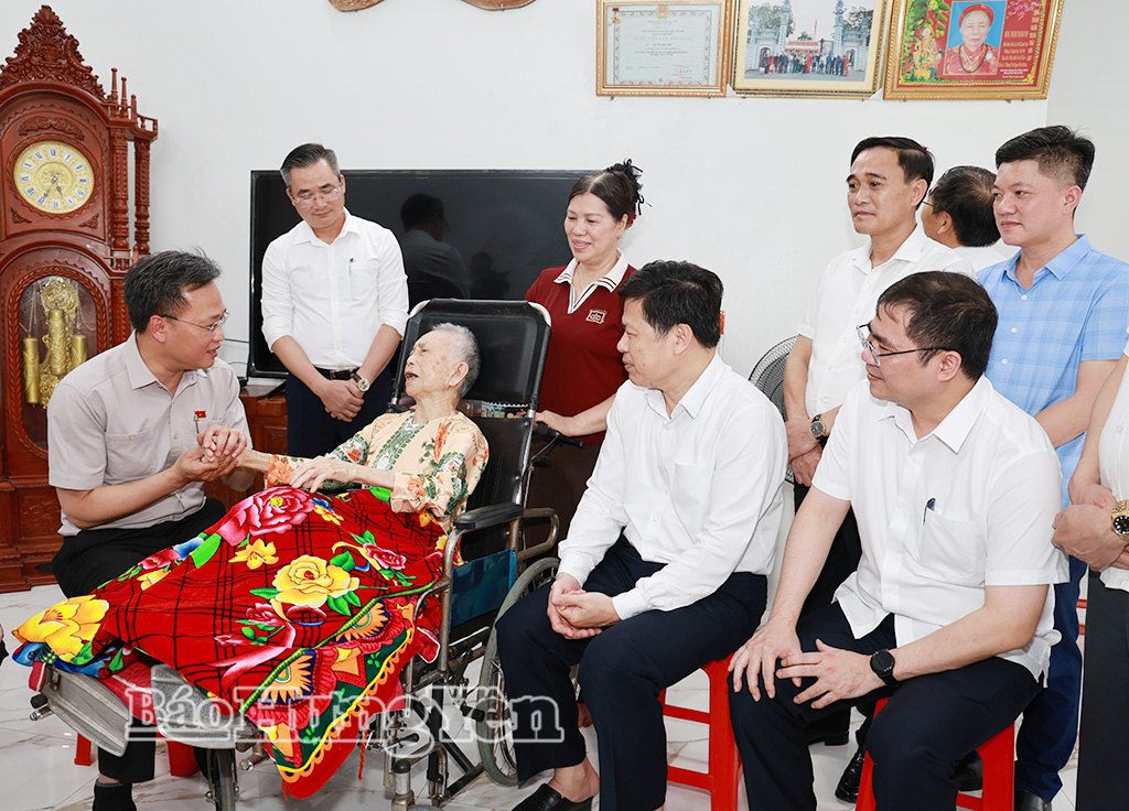 Đồng chí Tổng Kiểm toán Nhà nước, Trưởng đoàn đại biểu Quốc hội tỉnh và đồng chí Phó Bí thư Thường trực Tỉnh ủy, Chủ tịch Ủy ban MTTQ Việt Nam tỉnh thăm, tặng quà người có công với cách mạng tại xã Đạ