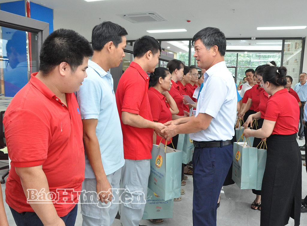 Đồng chí Phó Chủ tịch Thường trực HĐND tỉnh tặng quà người lao động có hoàn cảnh khó khăn