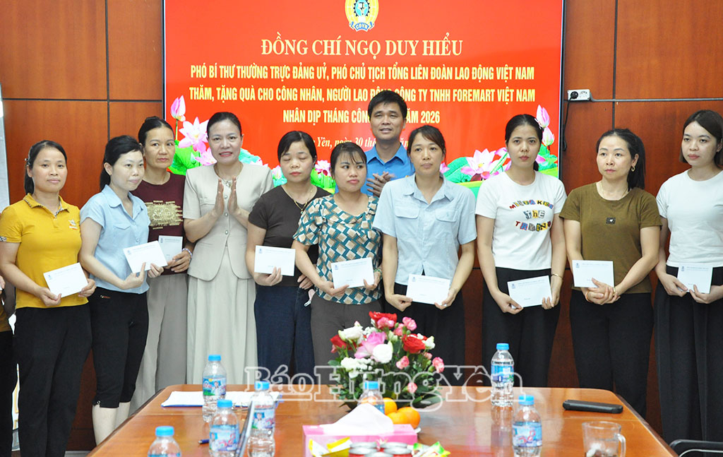 Đoàn công tác của Tổng Liên đoàn Lao động Việt Nam tặng quà người lao động có hoàn cảnh khó khăn