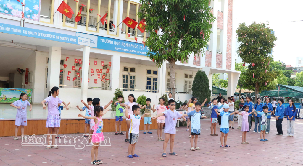 Hơn 100 học sinh tham gia lớp học bơi hè tại Trường Tiểu học Kim Đồng