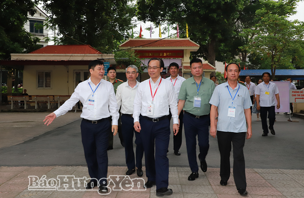 Bộ trưởng Bộ Giáo dục và Đào tạo Hoàng Minh Sơn thăm, động viên cán bộ, thí sinh tại điểm thi Trường THPT Kim Động
