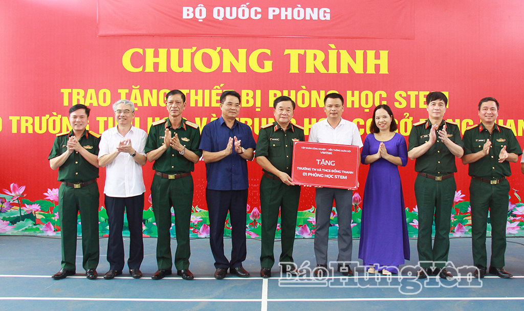 Đoàn công tác Bộ Quốc phòng trao tặng thiết bị phòng học STEM và hỗ trợ Quỹ Khuyến học tại Hưng Yên