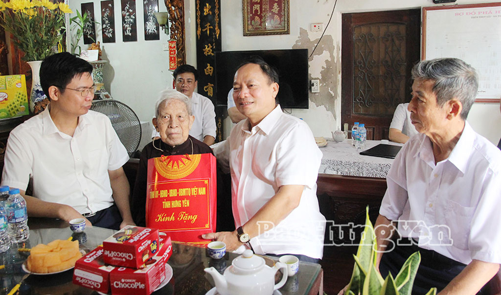 Đồng chí Trần Quốc Văn, Phó Bí thư Tỉnh ủy, Chủ tịch HĐND tỉnh thăm, tặng quà thương binh và thân nhân liệt sĩ tại xã Tiên Lữ
