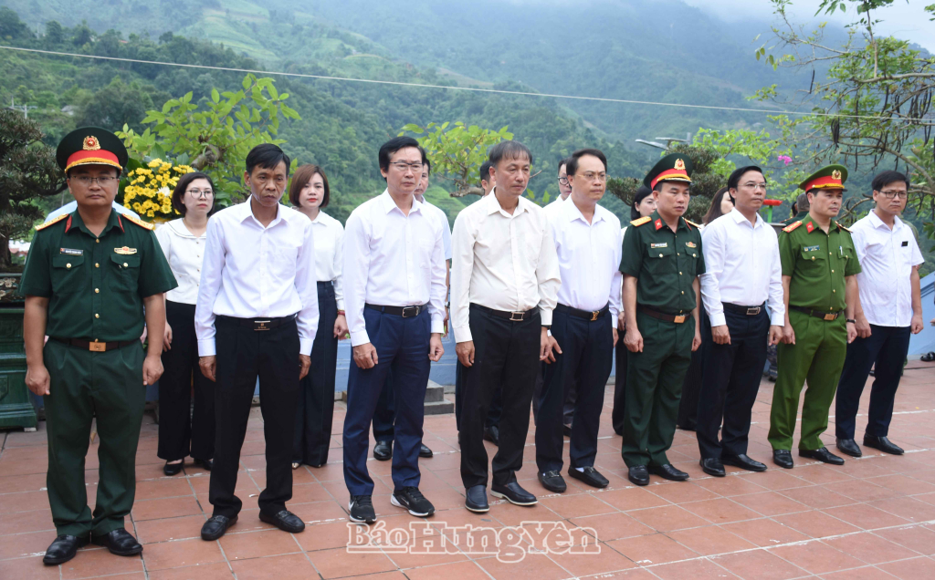 Dâng hoa, dâng hương tưởng niệm các anh hùng liệt sĩ hy sinh tại mặt trận Vị Xuyên