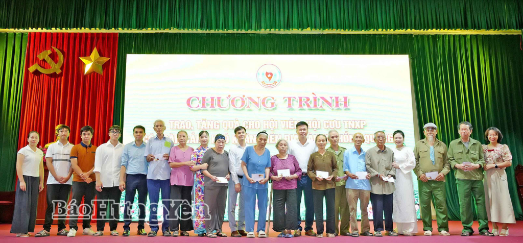 Xã Hồng Quang: Tặng quà cho 78 hội viên cựu thanh niên xung phong