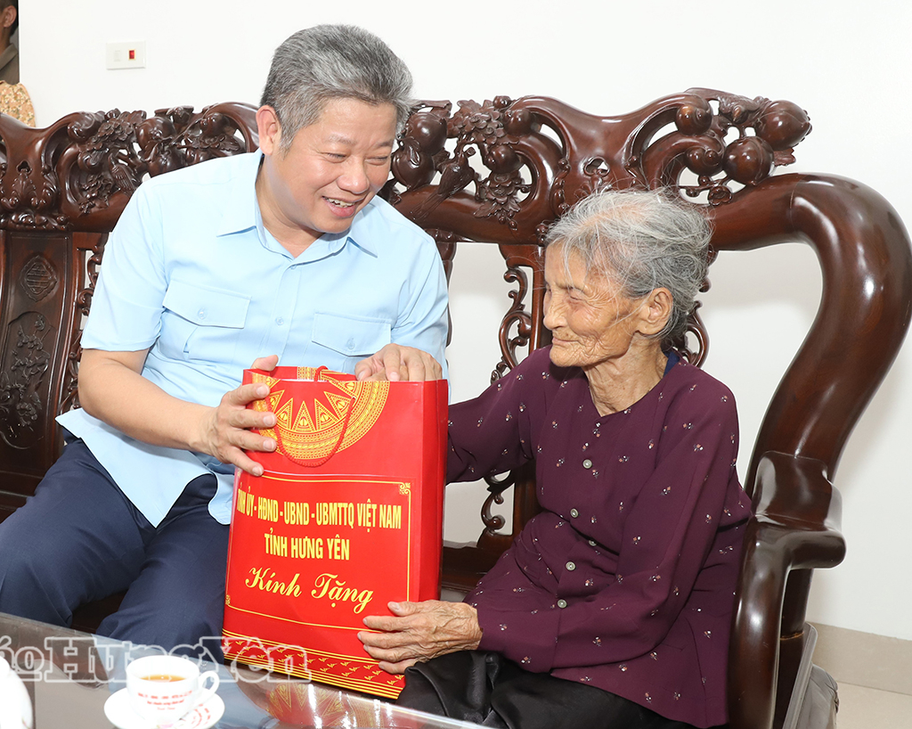 Đồng chí Nguyễn Mạnh Quyền, Phó Bí thư Tỉnh ủy, Chủ tịch UBND tỉnh thăm, tặng quà thương binh, thân nhân liệt sĩ 