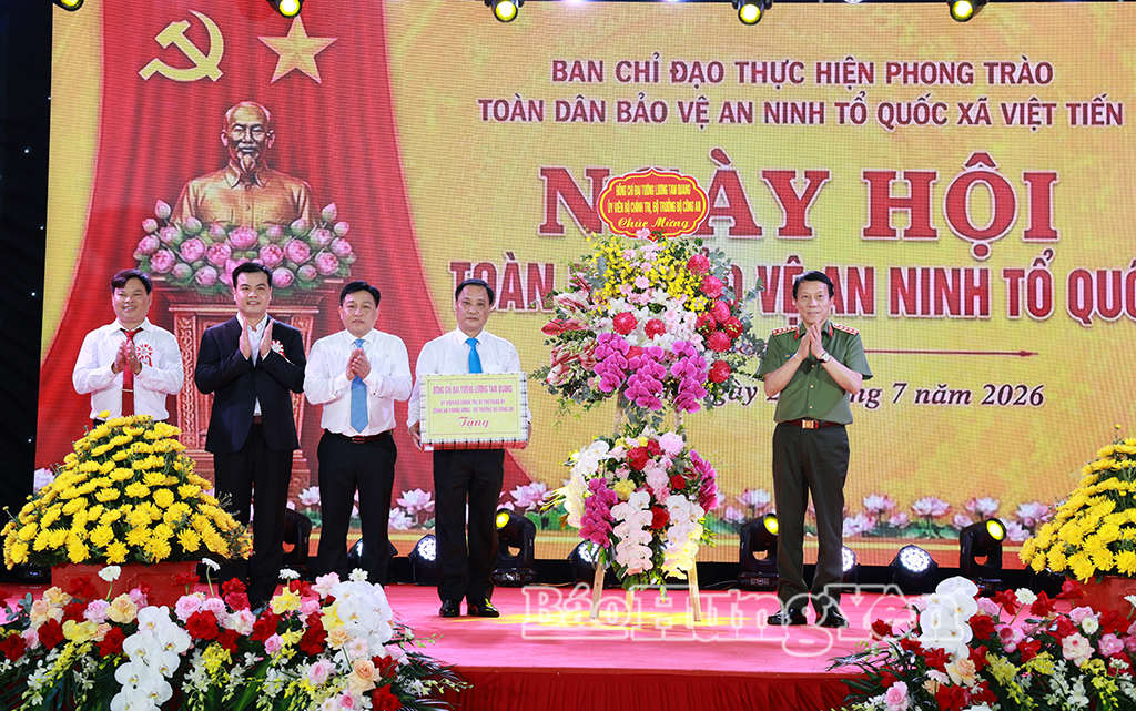 Đại tướng Lương Tam Quang, Ủy viên Bộ Chính trị, Bộ trưởng Bộ Công an dự Ngày hội Toàn dân bảo vệ an ninh Tổ quốc tại xã Việt Tiến