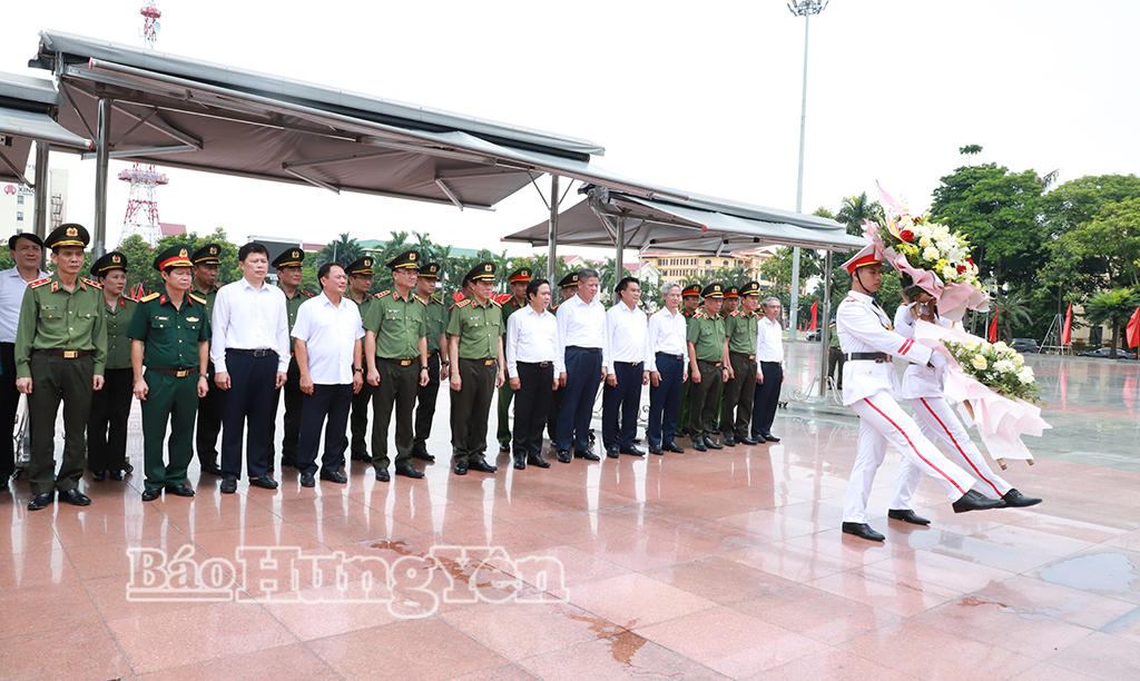 Đoàn đại biểu Bộ Công an và các đồng chí lãnh đạo tỉnh dâng hương, dâng hoa tưởng niệm Tổng Bí thư Nguyễn Văn Linh và các anh hùng liệt sĩ