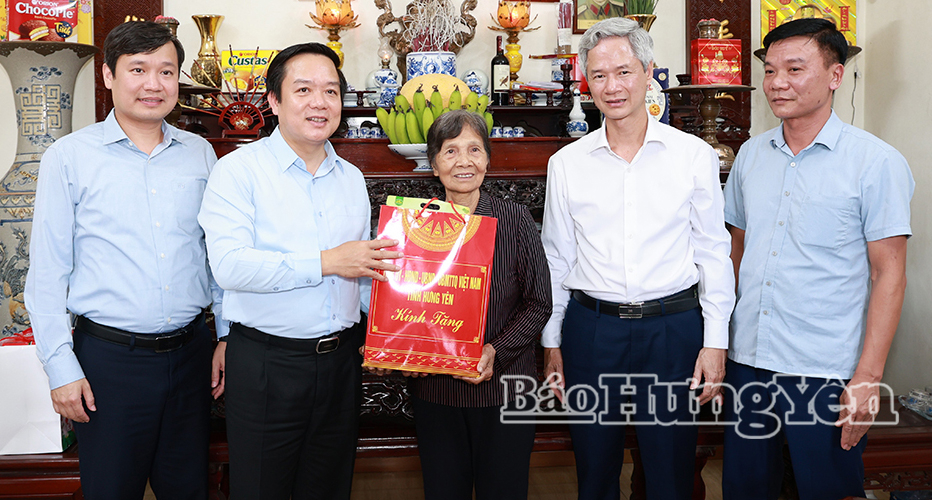Đồng chí Phạm Quang Ngọc, Ủy viên Ban Chấp hành Trung ương Đảng, Bí thư Tỉnh ủy thăm, tặng quà người có công với cách mạng