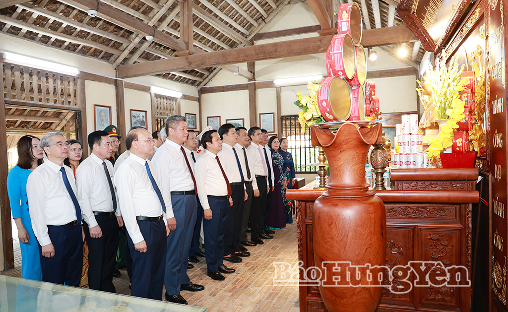 Đoàn đại biểu Tỉnh ủy, HĐND, UBND, Ủy ban MTTQ Việt Nam tỉnh  dâng hương nhân kỷ niệm 79 năm Ngày Thương binh - Liệt sĩ
