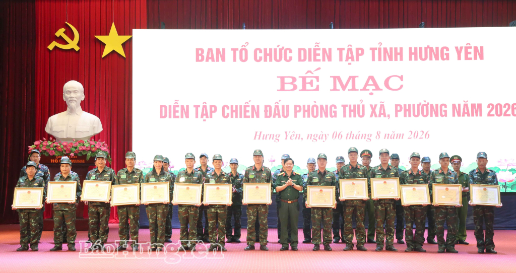 93 tập thể, cá nhân được khen thưởng trong diễn tập chiến đấu phòng thủ xã, phường năm 2026