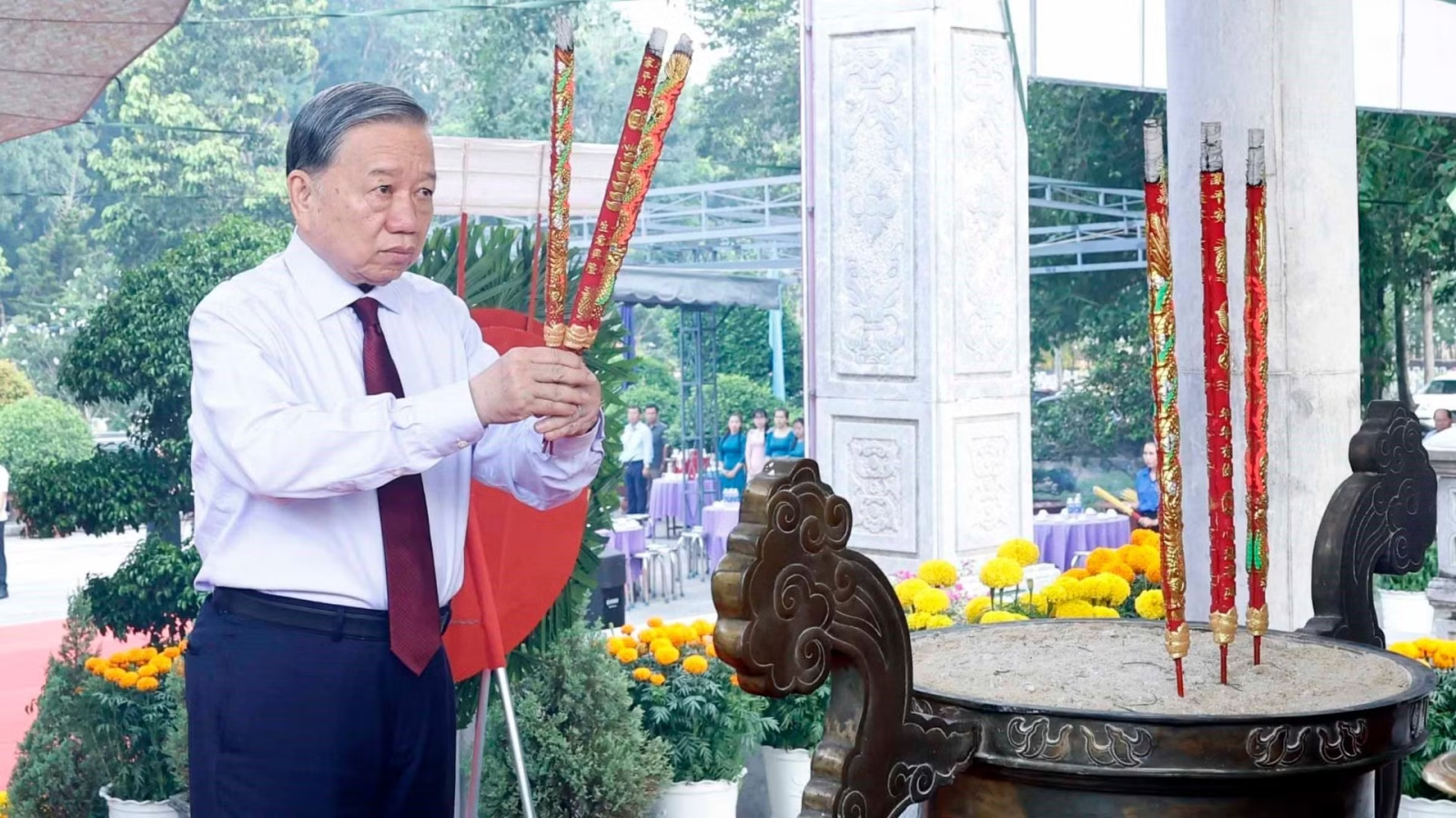 Tổng Bí thư, Chủ tịch nước Tô Lâm dâng hương tưởng niệm các Anh hùng liệt sĩ tại Tây Ninh