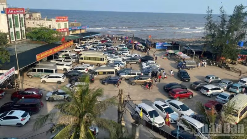 Hưng Yên: Hàng nghìn lượt người đổ về tắm biển tại Cồn Vành
