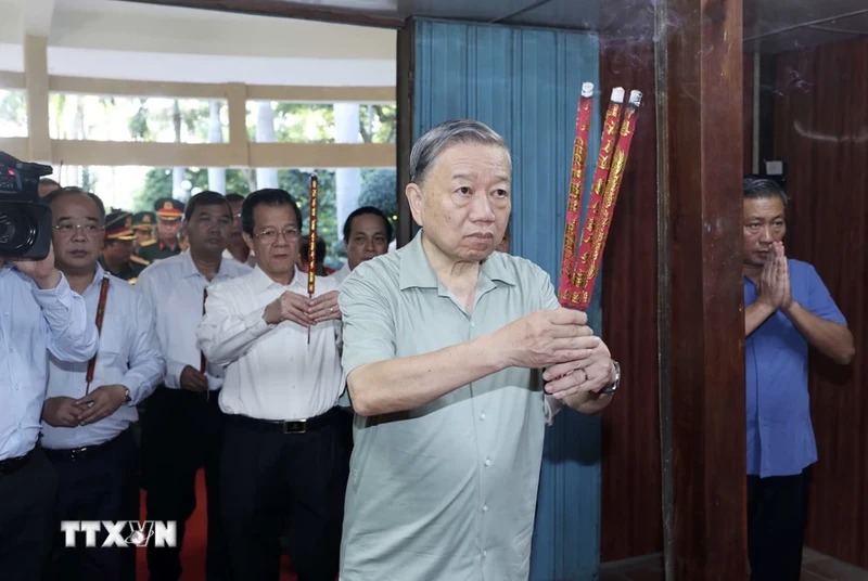 Chủ tịch nước Tô Lâm dâng hương tưởng niệm các bậc tiền bối