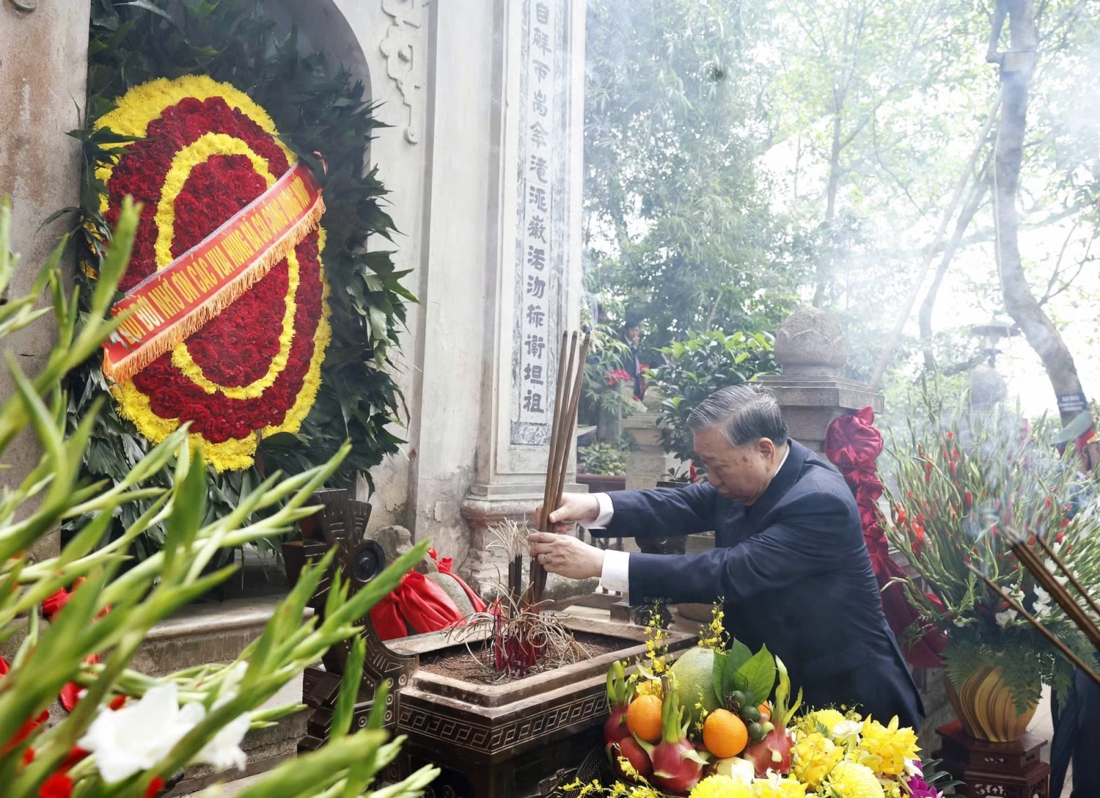Tổng Bí thư, Chủ tịch nước Tô Lâm dâng hương tưởng niệm các vua Hùng