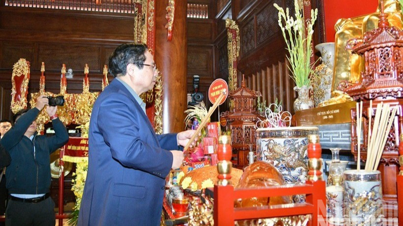 Thủ tướng Phạm Minh Chính dâng hương tưởng nhớ Chủ tịch Hồ Chí Minh, các Anh hùng liệt sĩ chiến trường Điện Biên Phủ
