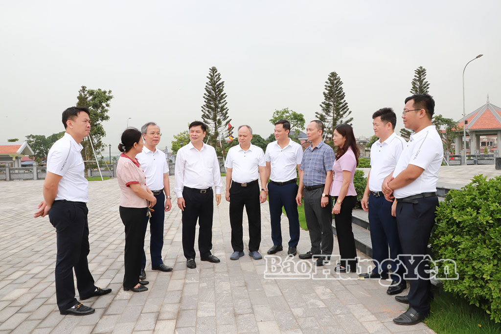Đồng chí Phạm Văn Nghiêm, Phó Chủ tịch UBND tỉnh kiểm tra tiến độ công trình Khu tưởng niệm Anh hùng liệt sĩ Bùi Thị Cúc