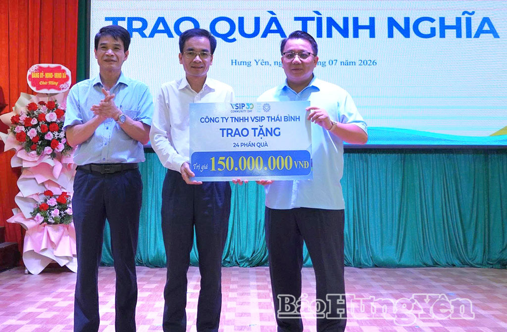 Công ty TNHH VSIP Thái Bình trao quà tặng hộ nghèo, học sinh có hoàn cảnh khó khăn