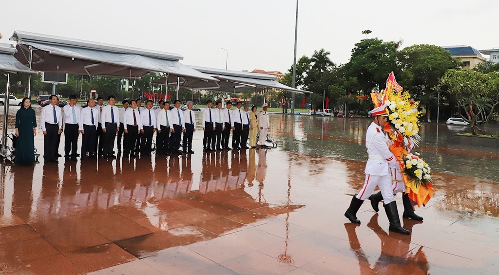 Dâng hoa nhân kỷ niệm 111 năm ngày sinh Tổng Bí thư Nguyễn Văn Linh