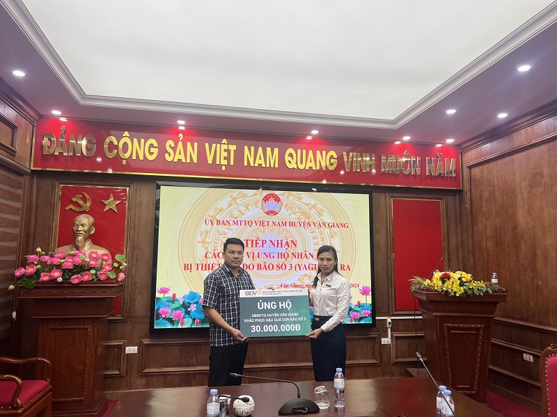 Ủy ban Mặt trận Tổ quốc Việt Nam huyện tiếp nhận tiền ủng hộ của 1 số ngân hàng đóng trên địa bàn huyện