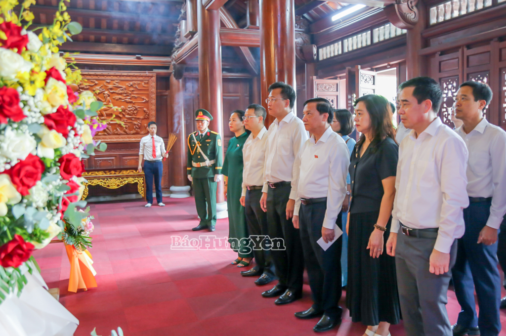 Đồng chí Nguyễn Khắc Định, Phó Chủ tịch Quốc hội dâng hương, dâng hoa tưởng niệm Chủ tịch Hồ Chí Minh, các Anh hùng liệt sĩ và thăm, tặng quà người có công tại Hưng Yên 