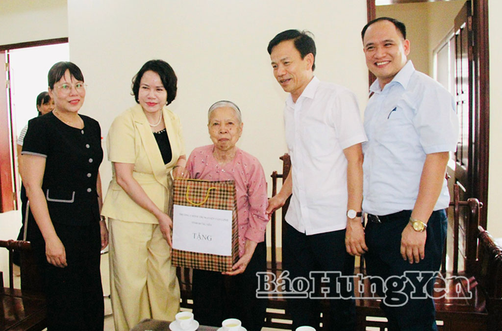 Đồng chí Hiệu trưởng Trường Chính trị Nguyễn Văn Linh tặng quà gia đình chính sách tại xã Lê Quý Đôn