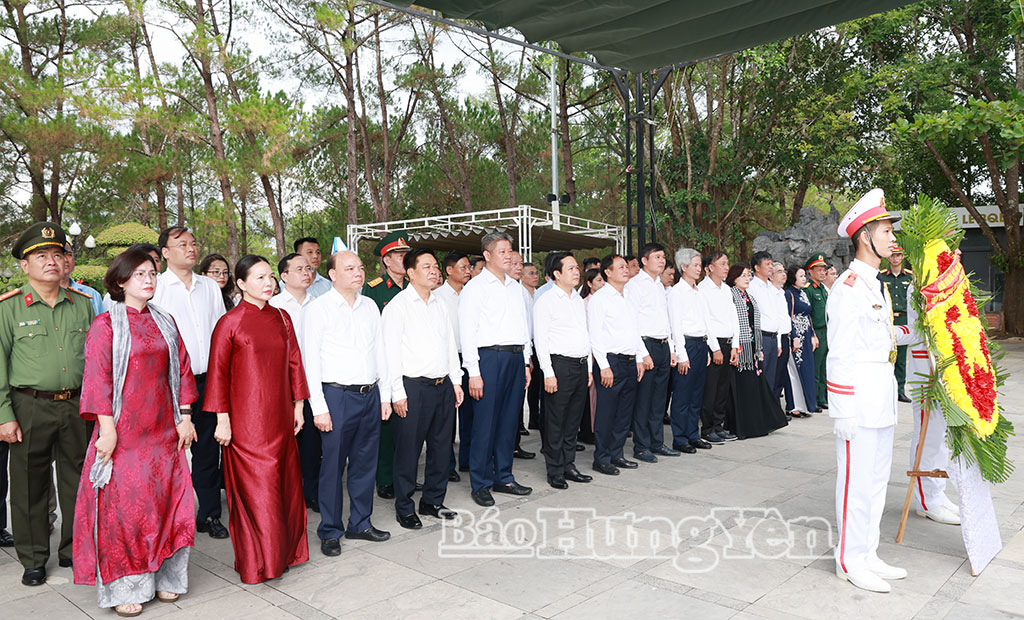 Đoàn đại biểu Tỉnh ủy, HĐND, UBND, Ủy ban MTTQ Việt Nam tỉnh Hưng Yên dâng hương, dâng hoa tưởng niệm các anh hùng liệt sĩ tại tỉnh Quảng Trị