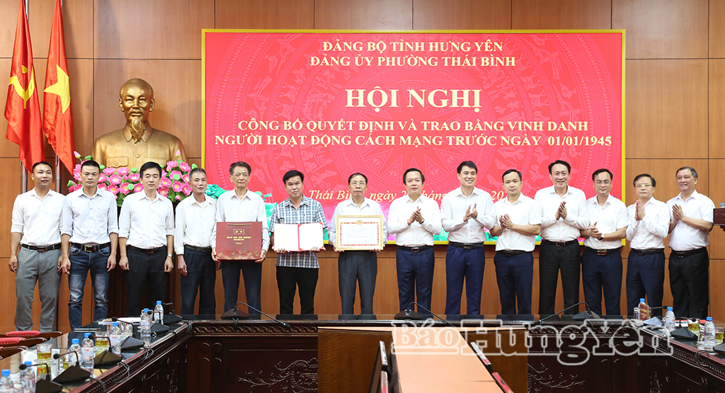 Đồng chí Phạm Quang Ngọc, Ủy viên Ban Chấp hành Trung ương Đảng, Bí thư Tỉnh ủy trao bằng vinh danh người hoạt động cách mạng trước ngày 1/1/1945