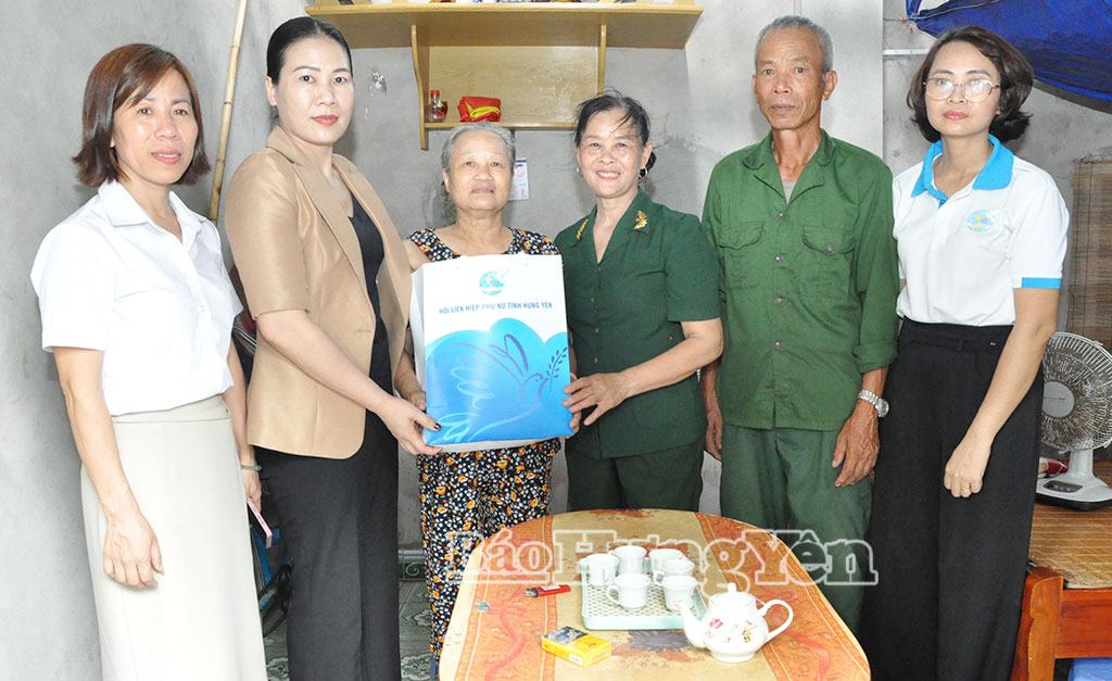 Hội Liên hiệp Phụ nữ tỉnh tặng quà nữ cựu thanh niên xung phong
