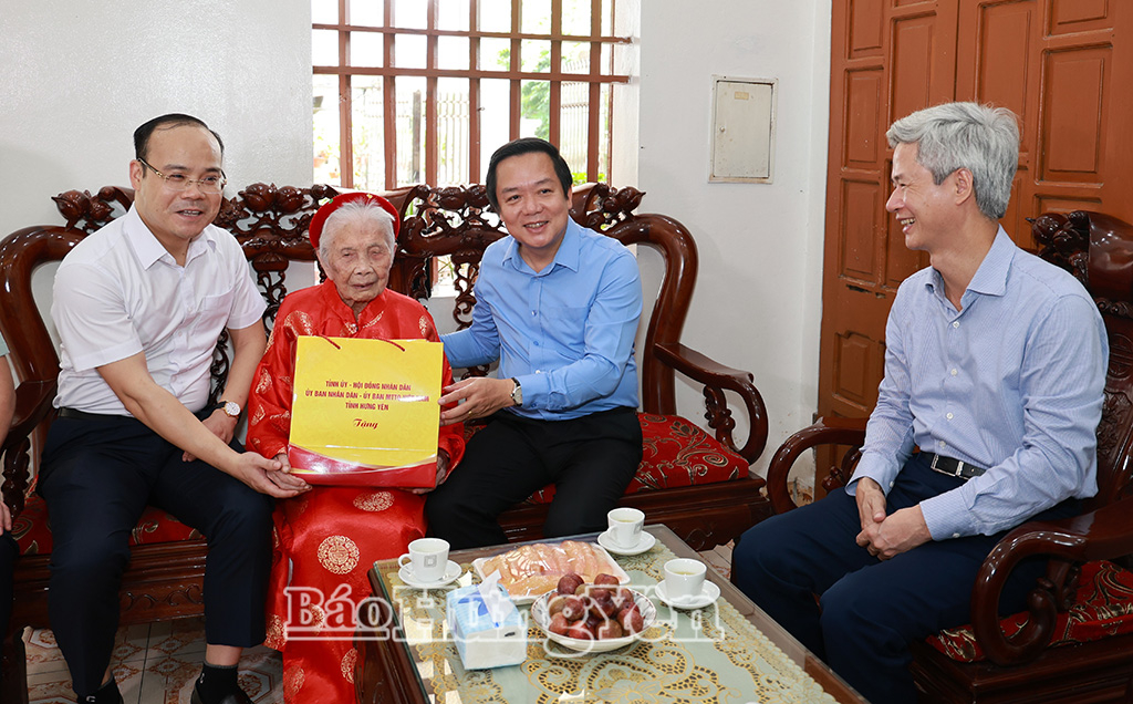 Đồng chí Phạm Quang Ngọc, Ủy viên Ban Chấp hành Trung ương Đảng, Bí thư Tỉnh ủy trao quà của Tổng Bí thư, Chủ tịch nước Tô Lâm tặng người có công với cách mạng