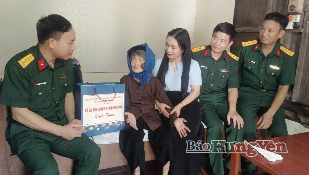 Bà mẹ Việt Nam anh hùng Phạm Thị Tuyển (thôn Cốc) thắp hương cho con trai là liệt sĩ Trần Văn Hưởng, mộ phần tại Nghĩa trang liệt sĩ Đông Hưng.