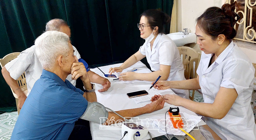 Khám sức khỏe cho gần 100 người có công với cách mạng trên địa bàn xã Vũ Thư
