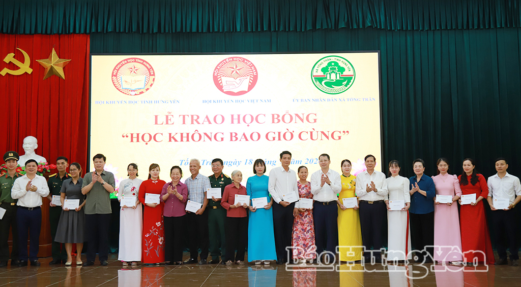 Nguyên Phó Chủ tịch nước, Chủ tịch Hội Khuyến học Việt Nam Nguyễn Thị Doan trao học bổng “Học không bao giờ cùng” tại xã Tống Trân