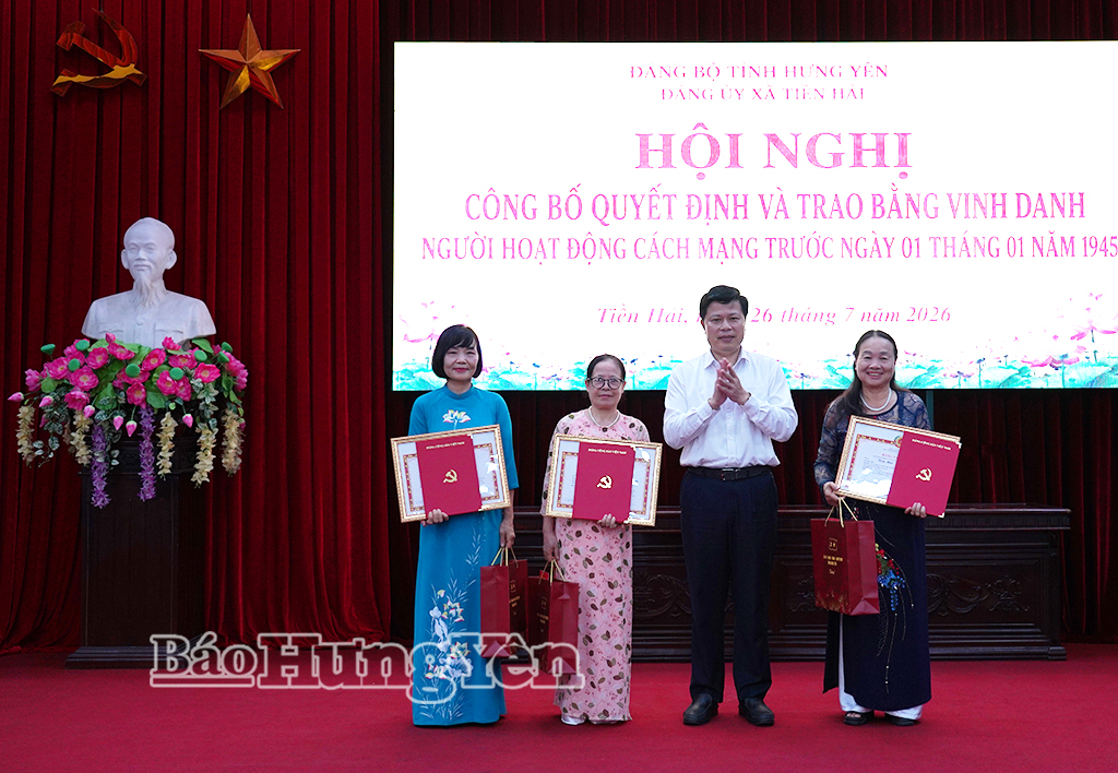 Đồng chí Trần Quốc Toản, Phó Bí thư Thường trực Tỉnh ủy, Chủ tịch Ủy ban MTTQ Việt Nam tỉnh trao Bằng vinh danh người hoạt động cách mạng trước ngày 1/1/1945