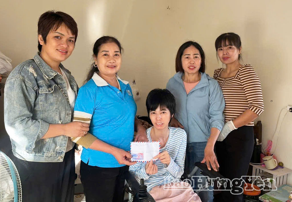Phụ nữ xã Văn Giang giữ gìn cảnh quan, bảo vệ môi trường