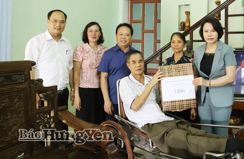 Đồng chí Hiệu trưởng Trường Chính trị Nguyễn Văn Linh thăm, tặng quà các thương binh, bệnh binh 