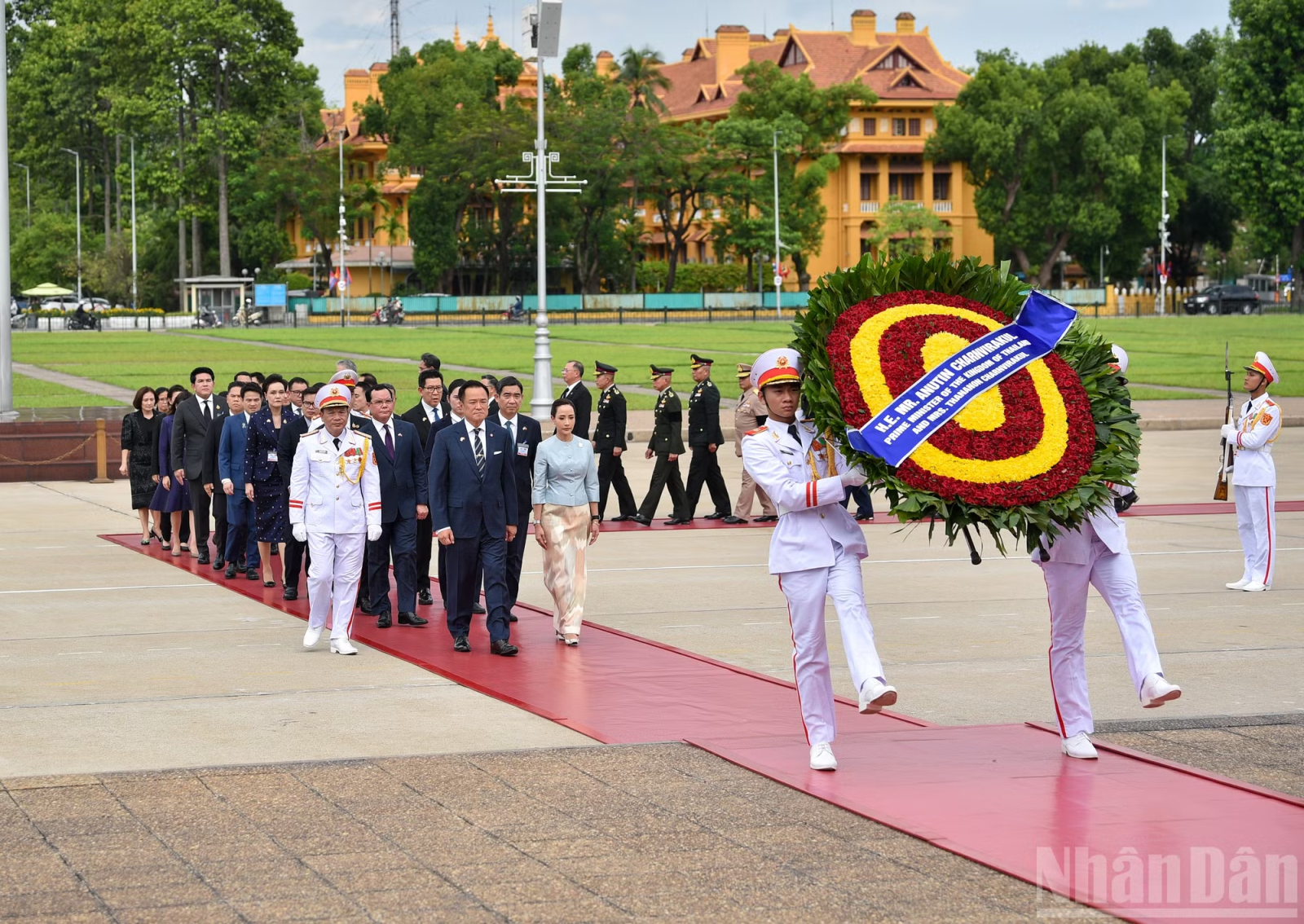 Thủ tướng Thái Lan Anutin Charnvirakul vào Lăng viếng Chủ tịch Hồ Chí Minh