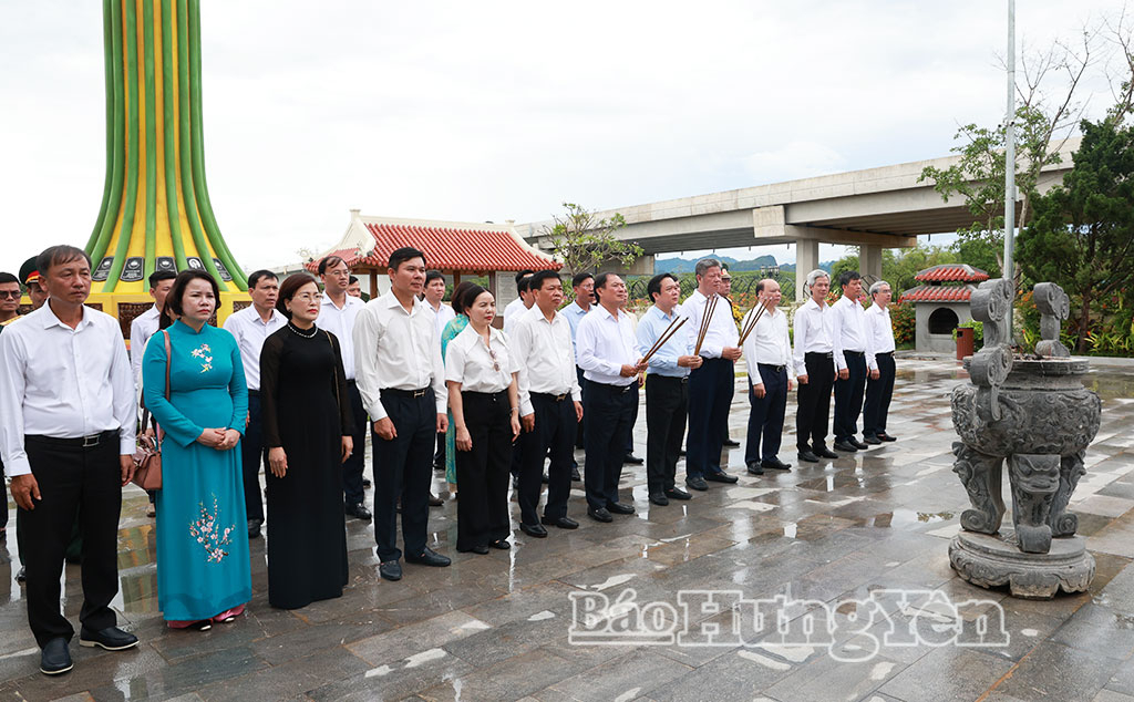 Đoàn đại biểu Tỉnh ủy, HĐND, UBND, Ủy ban MTTQ Việt Nam tỉnh Hưng Yên dâng hương, dâng hoa tưởng niệm các anh hùng liệt sĩ tại tỉnh Quảng Trị và Hà Tĩnh