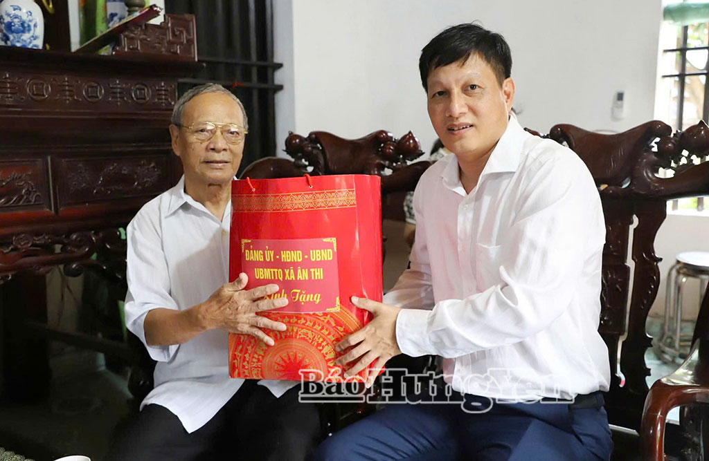 Xã Ân Thi tặng 860 suất quà cho người có công