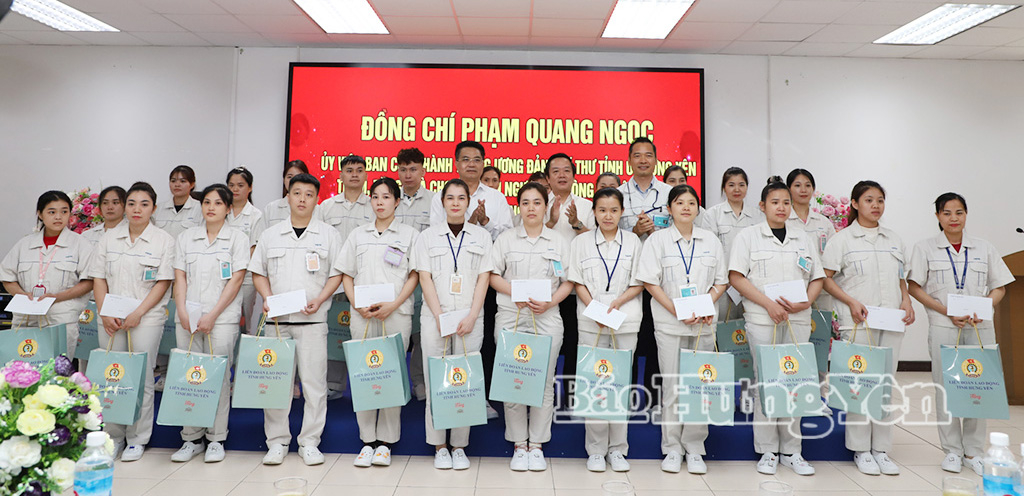 Đồng chí Phạm Quang Ngọc, Ủy viên Ban Chấp hành Trung ương Đảng, Bí thư Tỉnh ủy làm việc tại Khu công nghiệp Thăng Long II, tặng quà công nhân, người lao động