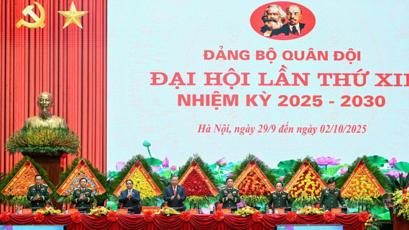 Kiên định đường lối quân sự, quốc phòng của Đảng, xây dựng Quân đội vững mạnh toàn diện