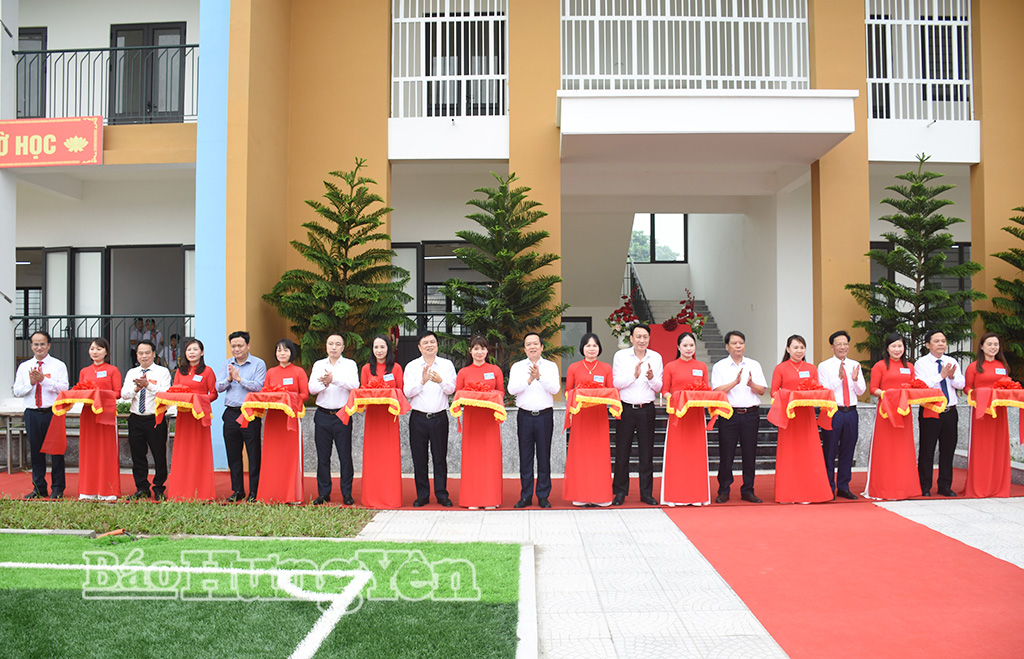 Đồng chí Phạm Quang Ngọc, Ủy viên Ban Chấp hành Trung ương Đảng, Bí thư Tỉnh ủy dự lễ khánh thành công trình trường học tại xã Nguyễn Du