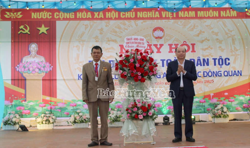 Các đồng chí lãnh đạo tỉnh, Ủy viên Ban Thường vụ Tỉnh ủy dự Ngày hội Đại đoàn kết toàn dân tộc tại các khu dân cư