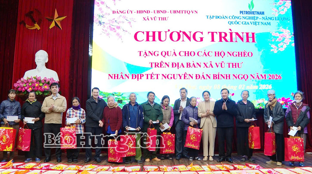 Đồng chí Phó Chủ tịch Quốc hội Nguyễn Khắc Định tặng quà các hộ nghèo xã Vũ Thư