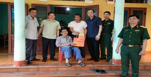 Thăm, tặng quà gia đình chính sách, chiến sĩ Điện Biên Phủ huyện Văn Giang