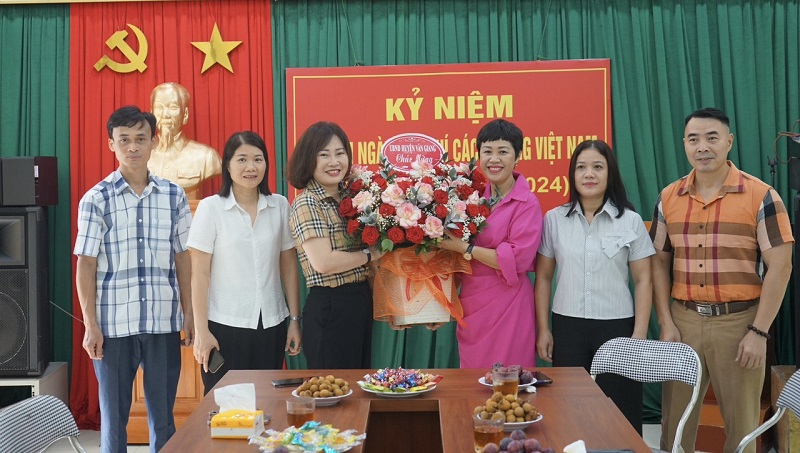 Lãnh đạo huyện thăm, chúc mừng 99 năm Ngày Báo chí cách mạng Việt Nam