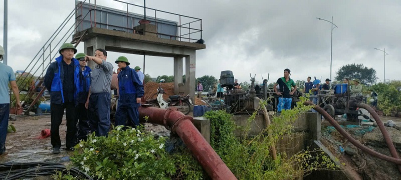 Các đồng chí lãnh đạo tỉnh và huyện kiểm tra tình hình thiệt hại, trực tiếp chỉ đạo công tác chống úng